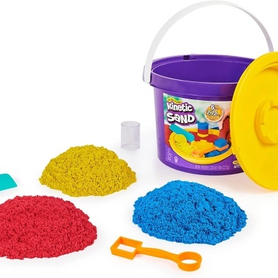 Brinquedo de areia kinetic com balde, tampas e acessórios coloridos.