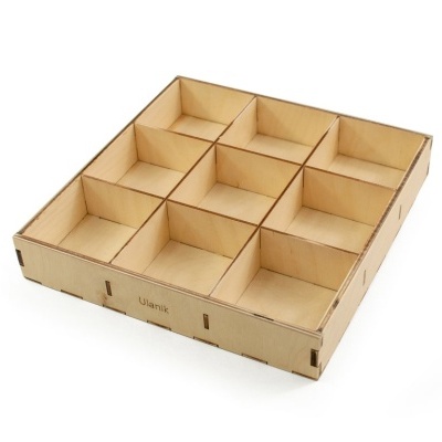 Organizador de madeira com nove compartimentos quadrados, cor clara, fundo branco