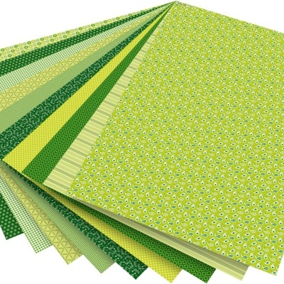 Folhas de papel decorativo em verde e amarelo com vários padrões