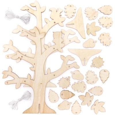 Peças de madeira para montar árvore e fios brancos