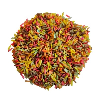 Bola colorida feita de arroz com enfeites em fundo branco