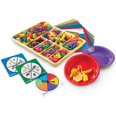 Conjunto educativo com peças de plástico coloridas, pratos e tabuleiros para atividades de aprendizagem.