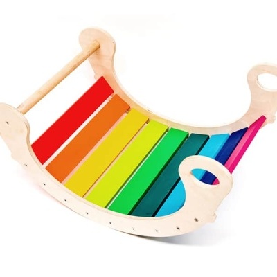 Balanço de madeira colorido com barras estilo arco-íris e alças arredondadas
