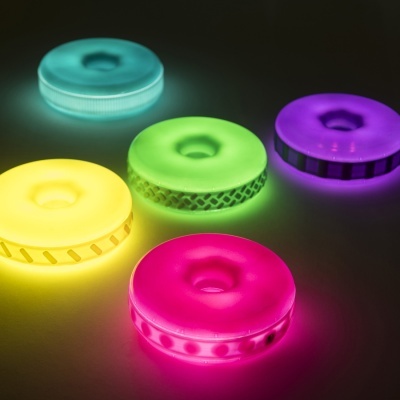 Cinco discos luminosos coloridos em plástico com luzes LED