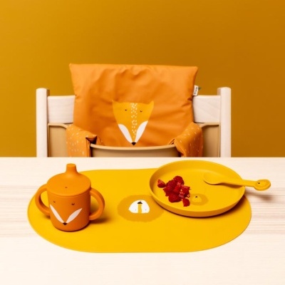 Conjunto infantil amarelo com estampa de raposa e cadeira com almofada laranja