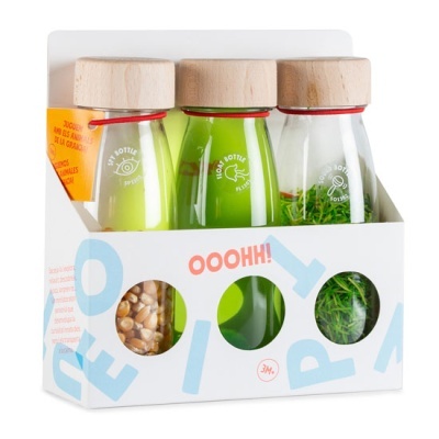 Conjunto de três frascos de vidro com tampas de madeira na caixa branca decorativa.