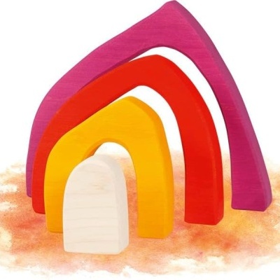 Brinquedo de arcos de madeira coloridos em várias cores, sobre fundo cor de terra