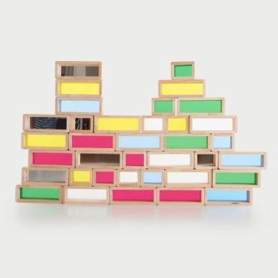 Prateleira modular de madeira com compartimentos coloridos