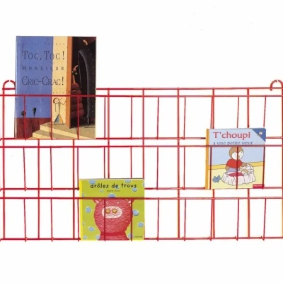 Estante de metal vermelho com três livros infantis coloridos