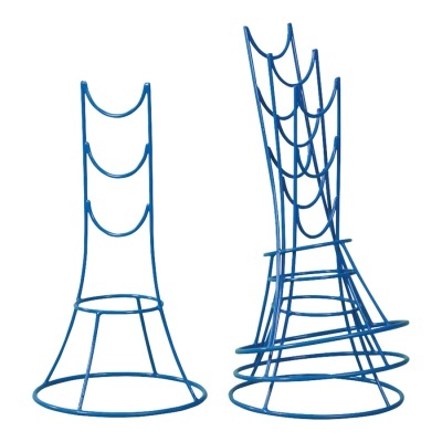 Estruturas metálicas azuis em forma de cone para suporte ou molde