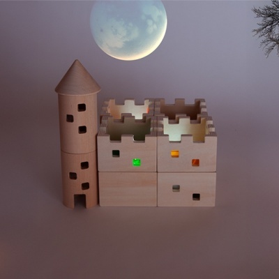 Castelo de madeira claro com torre e janelas coloridas em fundo roxo com lua