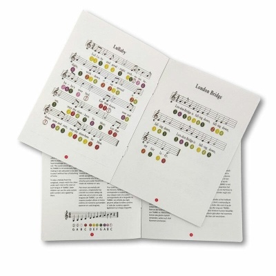 Partituras musicais com notas coloridas intituladas Lullaby e London Bridge