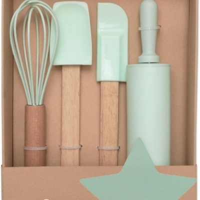 Conjunto utensílios cozinha silicone verde pastel e madeira em caixa de cartão.