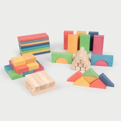 Blocos de construção em madeira coloridos de várias formas geométricas