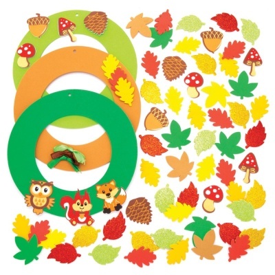 Elementos decorativos de feltro com folhas, cogumelos e animais da floresta