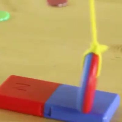 Brinquedos educativos STEM Explorers com kits Magnet Movers, Geomakers e MathLink Builders