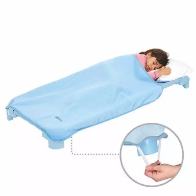 Cama infantil portátil azul clara com criança a dormir