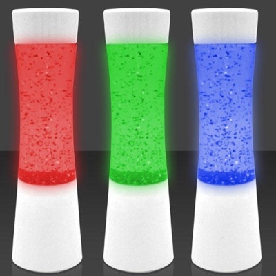 Três lâmpadas de lava com bases brancas e lava vermelha, verde e azul
