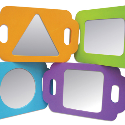 Quatro espelhos pequenos com molduras coloridas de espuma em amarelo, verde, azul e roxo