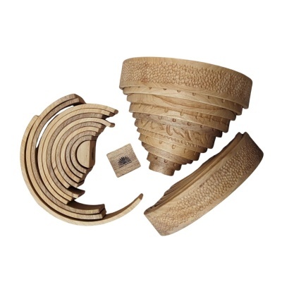 Brinquedos de madeira em várias peças com texturas e dado com desenho de árvore