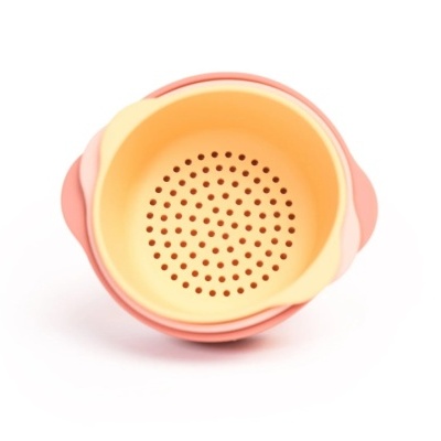 Cesto para coar plástico amarelo e rosa com orifícios no fundo