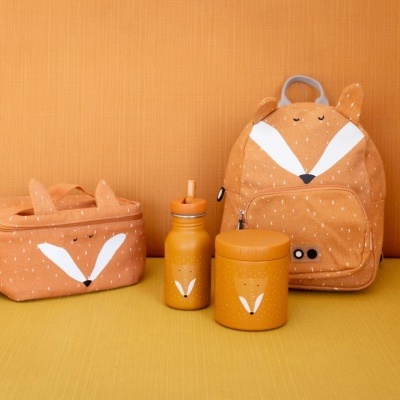 Conjunto de mochila, caixa térmica, garrafa e frasco castanhos com estampa de raposa sobre fundo amarelo e laranja