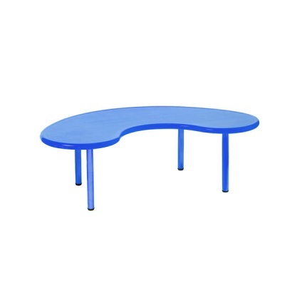 Mesa azul de tampo irregular com quatro pernas cilíndricas