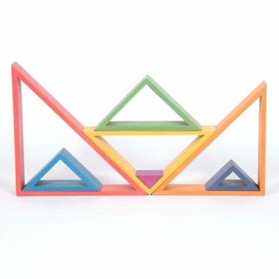 Conjunto de triângulos de madeira colorida empilhados em fundo branco