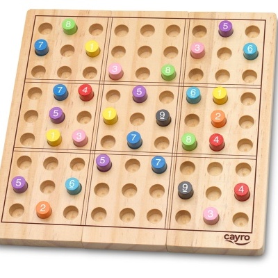 Tabuleiro de Sudoku em madeira com peças coloridas numeradas