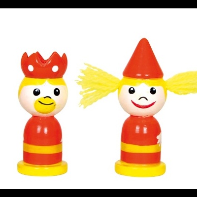 Brinquedos de madeira coloridos representando personagens sorridentes