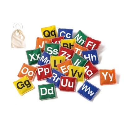 Blocos de tecido coloridos com letras do alfabeto e saco branco