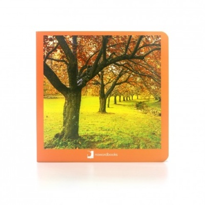 Livro com capa de árvores em campo com folhas castanho-avermelhadas e bordas laranja