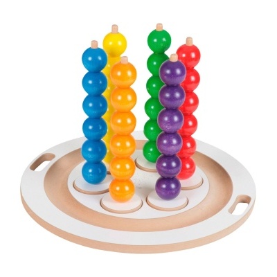 Brinquedo de madeira com bolas coloridas empilhadas em colunas