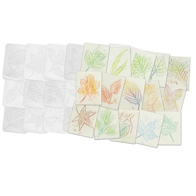 Moldes plásticos transparentes e desenhos coloridos de folhas em papel