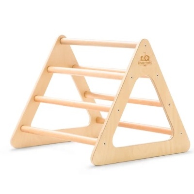 Estrutura de madeira triangular com barras horizontais para crianças