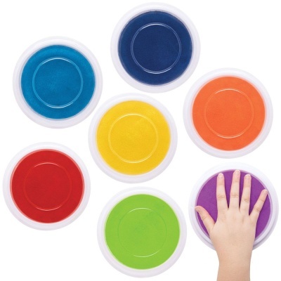 Seis discos coloridos redondos com uma mão numa esfera roxa