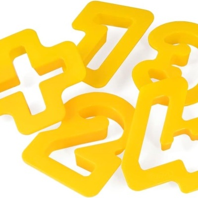 Conjunto de cortadores de biscoitos amarelos em forma de números e símbolo de mais