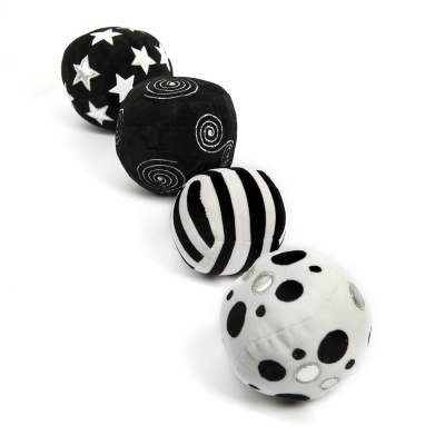 Conjunto de quatro bolas decorativas em tecido com padrões em preto, branco e prata