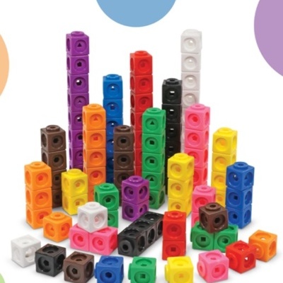 Cubos plásticos coloridos empilhados em várias colunas e grupos sobre fundo branco