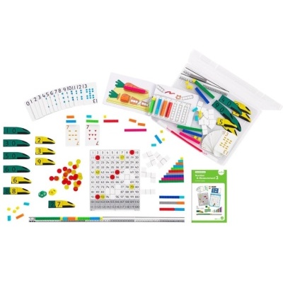 Conjunto didático colorido para aprendizagem de matemática com vários componentes e um livreto.