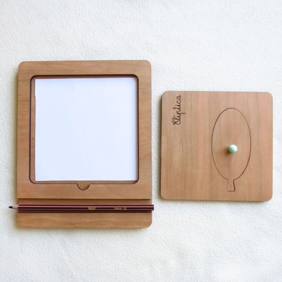 Tábuas de madeira para desenho com papel e lápis