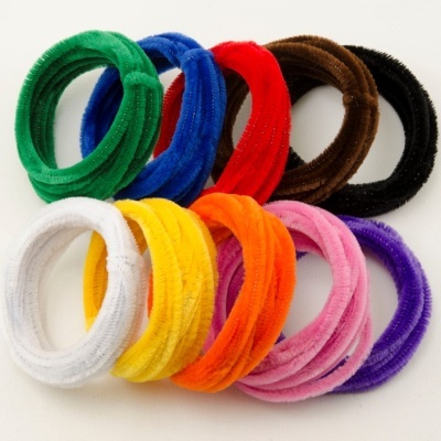 Conjunto de molas para cabelo felpudas coloridas sobre fundo branco.