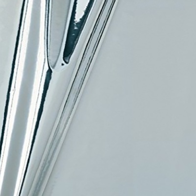 Utensílio metálico prateado com superfície brilhante sobre fundo cinza