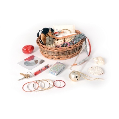 Cesto com vários acessórios de moda e pequenos objetos sobre fundo branco