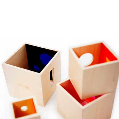 Quatro caixas de madeira coloridas com recortes e aberturas