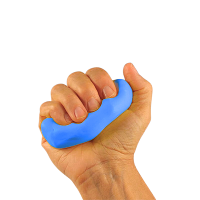 Mão a segurar aparelho ergonómico azul para exercícios das mãos