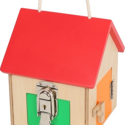 Casa de madeira com telhado vermelho, porta verde com fechadura e chave