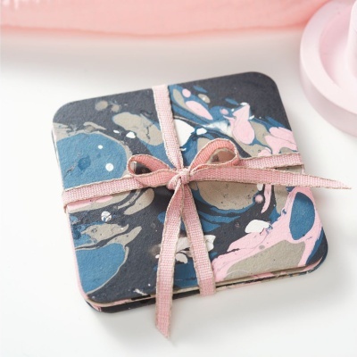 Bases para copos marmoreadas com fita rosa