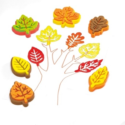 Peças de madeira em forma de folhas coloridas com nervuras sobre fundo branco