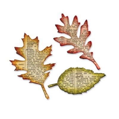 Três folhas em papel com texto impresso de cores diferentes em fundo branco